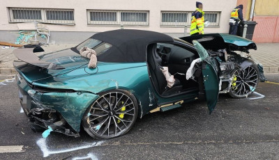 Halálos buszmegállós tragédia Győrben: új részletek a luxus-Aston Martin sofőrjéről