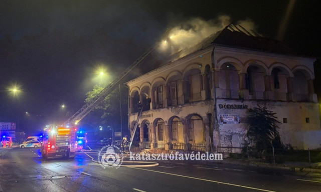Tűz keletkezett egy n&eacute;gysz&aacute;z n&eacute;gyzetm&eacute;teres &eacute;p&uuml;letben Miskolcon