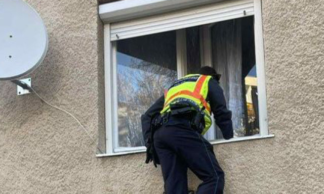 Ablakon kereszt&uuml;l mentettek &eacute;letet a mezők&ouml;vesdi rendőr&ouml;k