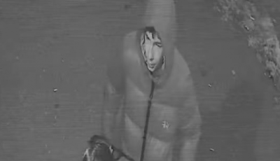 Graffitist keresnek a miskolci rendőr&ouml;k, t&ouml;bb h&aacute;z fal&aacute;t f&uacute;jta &ouml;ssze a belv&aacute;rosban - Felismered?