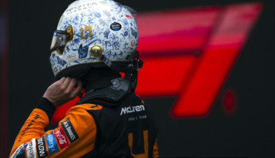 Egy magyar egyesület javára árverezte el herendi sisakját Lando Norris