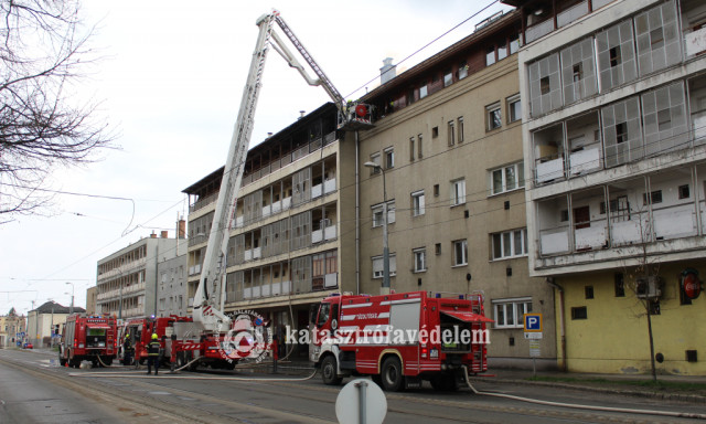 T&aacute;rsash&aacute;z tetőszerkezete &eacute;gett Miskolcon