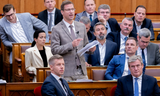 A Fidesz is megszavazza a politikusi fizet&eacute;sek cs&ouml;kkent&eacute;s&eacute;t