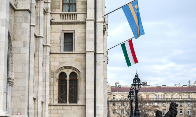 12 &eacute;v ut&aacute;n ker&uuml;l vissza az Eur&oacute;pai Uni&oacute; z&aacute;szl&oacute;ja a Parlament &eacute;p&uuml;let&eacute;re