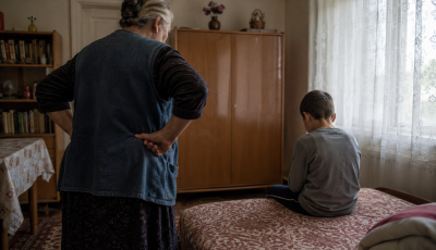 Szexu&aacute;lisan b&aacute;ntalmazta unok&aacute;j&aacute;t a perverz nagymama
