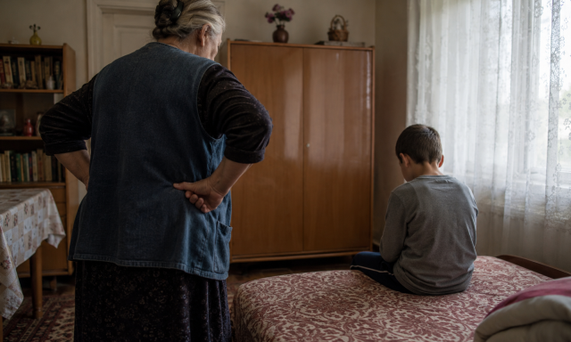 Szexu&aacute;lisan b&aacute;ntalmazta unok&aacute;j&aacute;t a perverz nagymama