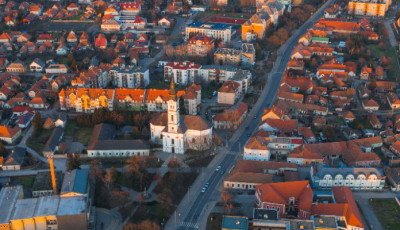 Ki&uuml;r&iacute;tettek egy iskol&aacute;t Mezők&ouml;vesden