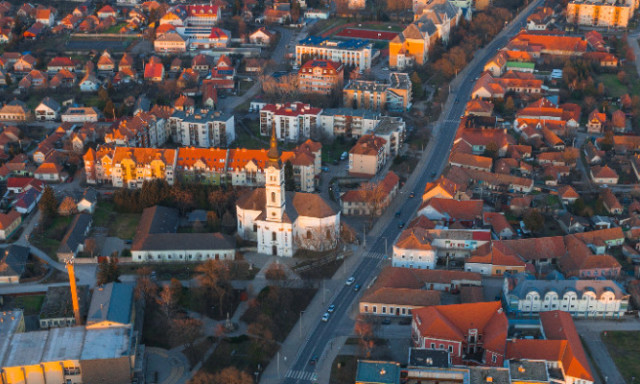 Ki&uuml;r&iacute;tettek egy iskol&aacute;t Mezők&ouml;vesden