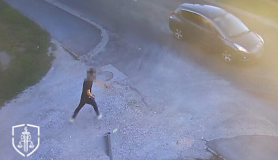 R&eacute;szegen kővel dob&aacute;lta az aut&oacute;kat a kattant f&eacute;rfi - VIDE&Oacute;