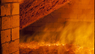 &Eacute;gő pinc&eacute;ből mentettek ki a tűzolt&oacute;k egy embert &Oacute;zdon