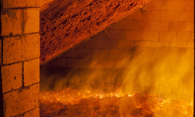 &Eacute;gő pinc&eacute;ből mentettek ki a tűzolt&oacute;k egy embert &Oacute;zdon