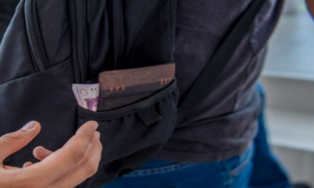 Női t&aacute;sk&aacute;kra vad&aacute;szott az &oacute;zdi zsebtolvaj