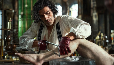 P&eacute;csi műhely k&eacute;sz&iacute;tette az Oscar-d&iacute;jas Frankenstein kesztyűit