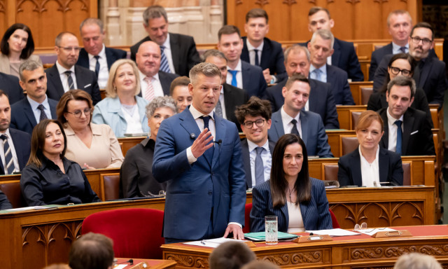 Itt a Tisza k&ouml;lts&eacute;gcs&ouml;kkent&eacute;si javaslatcsomagja: majdnem fel&eacute;re v&aacute;gj&aacute;k a politikusi fizet&eacute;st