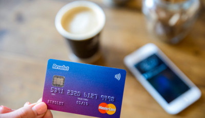 Revolut-szigor&iacute;t&aacute;s j&ouml;het - &Uacute;j ad&oacute;val szor&iacute;tan&aacute; meg a korm&aacute;ny a neobankokat