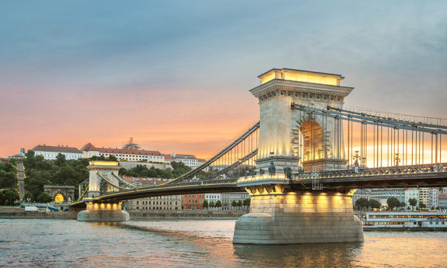 A vil&aacute;g legszebb h&iacute;djai k&ouml;z&eacute; v&aacute;lasztott&aacute;k a L&aacute;nchidat &ndash; Budapest ikonja is ott van a top mezőnyben