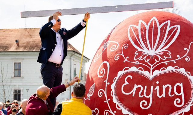 H&aacute;rom m&eacute;teres az orsz&aacute;g legnagyobb h&uacute;sv&eacute;ti toj&aacute;sa