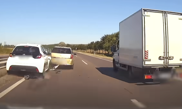 Kutya szaladt &aacute;t az aut&oacute;p&aacute;ly&aacute;n, &ouml;t aut&oacute; hajtott egym&aacute;sba &ndash; VIDE&Oacute;