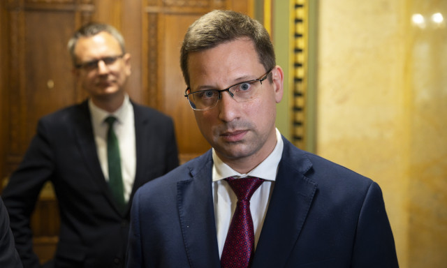 A minisztereln&ouml;ki fizet&eacute;s a mostaninak kevesebb mint a fele lesz &ndash; A k&eacute;pviselők &eacute;s polg&aacute;rmesterek b&eacute;re is cs&ouml;kkenni fog