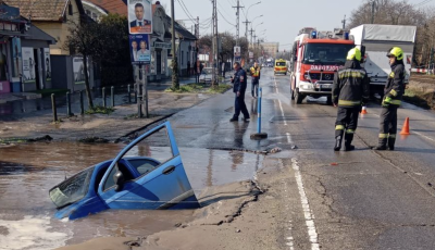 Csőt&ouml;r&eacute;s miatt beszakadt az &uacute;ttest egy aut&oacute; alatt Pesten