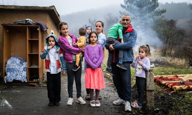 &Uacute;jabb sokkol&oacute; fordulat az &Oacute;zdr&oacute;l Győr mell&eacute; k&ouml;lt&ouml;z&ouml;tt roma csal&aacute;dn&aacute;l - a csal&aacute;dfő elitta a p&eacute;nzt, a csal&aacute;dnak menek&uuml;lnie kellett
