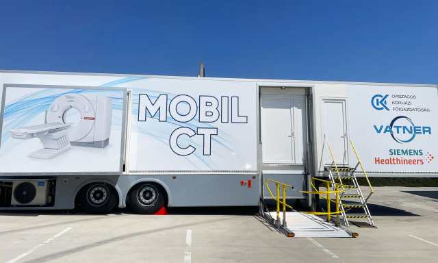 Orsz&aacute;gj&aacute;r&oacute; mobil MR &eacute;s CT seg&iacute;ti a k&oacute;rh&aacute;zakat &ndash; Magyar m&eacute;rn&ouml;ki megold&aacute;s biztos&iacute;tja a folyamatos betegell&aacute;t&aacute;st