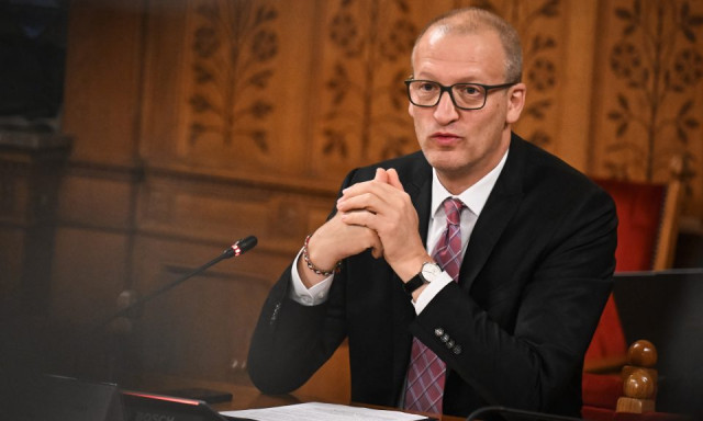 Tarr Zolt&aacute;n: &aacute;talak&iacute;tjuk a k&ouml;zm&eacute;di&aacute;t, v&eacute;ge a h&aacute;bor&uacute;s riogat&aacute;snak
