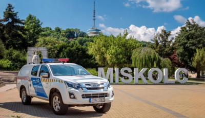 10 fős t&aacute;rsas&aacute;ggal ker&uuml;lt &ouml;sszetűz&eacute;sbe a Hős&ouml;k ter&eacute;n, els&uuml;t&ouml;tte a g&aacute;zpisztoly&aacute;t