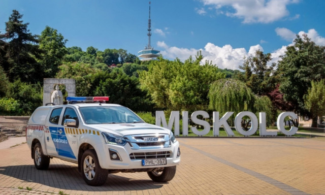 10 fős t&aacute;rsas&aacute;ggal ker&uuml;lt &ouml;sszetűz&eacute;sbe a Hős&ouml;k ter&eacute;n, els&uuml;t&ouml;tte a g&aacute;zpisztoly&aacute;t