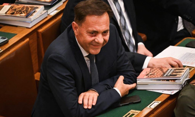 5,5 milli&oacute;ra b&uuml;ntett&eacute;k P&oacute;csot, mert egy megperzselt diszn&oacute;ra &iacute;rta Ruszin-Szendi nev&eacute;t