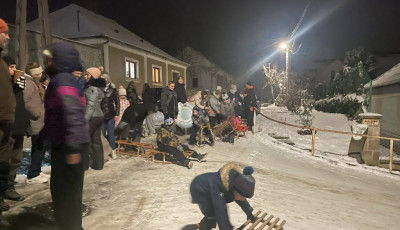 Egy borsodi faluban a gyerekek kedv&eacute;&eacute;rt nem takar&iacute;tott&aacute;k le a havat