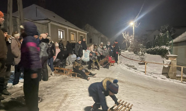 Egy borsodi faluban a gyerekek kedv&eacute;&eacute;rt nem takar&iacute;tott&aacute;k le a havat