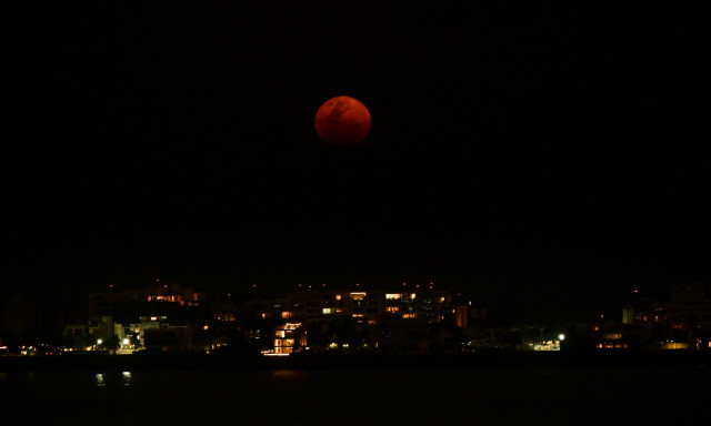 Teljes holdfogyatkoz&aacute;s: K&aacute;pr&aacute;zatosan fot&oacute;kon a kedd &eacute;jszakai v&eacute;rhold