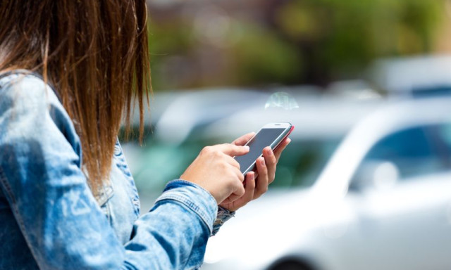 Olcs&oacute;bb lesz a parkol&aacute;s - M&aacute;t&oacute;l nem kell k&eacute;nyelmi d&iacute;jat fizetni a mobilparkol&aacute;sn&aacute;l