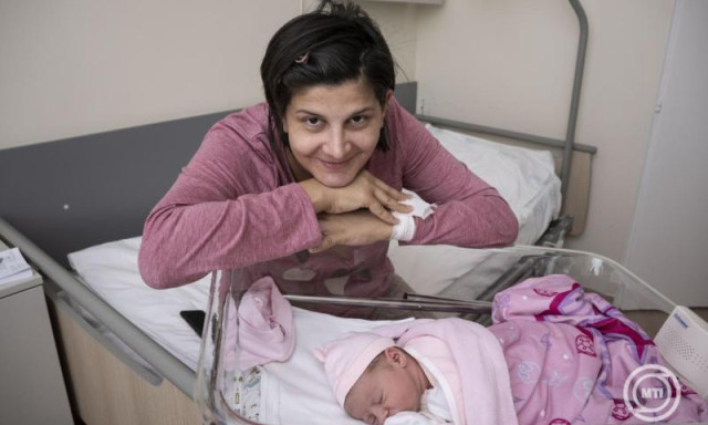 Visszasz&aacute;mol&aacute;sra - Pontban &eacute;jf&eacute;lkor sz&uuml;letett meg 2026 első bab&aacute;ja