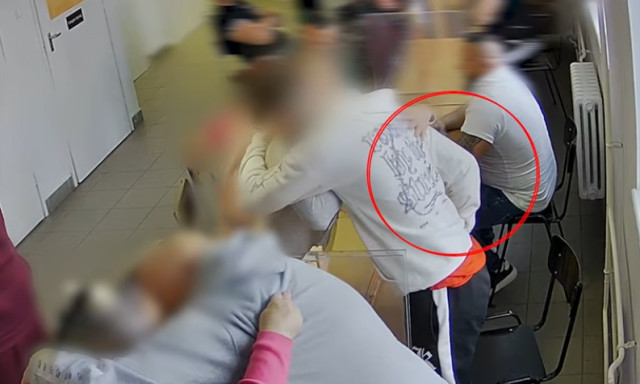 Az &aacute;nusz&aacute;ba rejtette az anyj&aacute;t&oacute;l kapott mobilt egy borsodi rab &ndash; Vide&oacute;n a brav&uacute;r