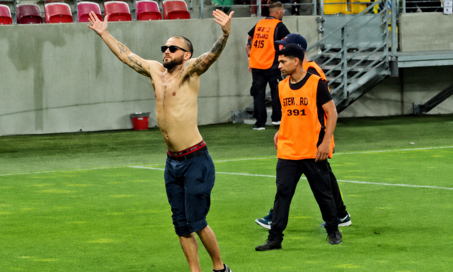 Izraeli szurkol&oacute; hergelte a drukkereket Miskolcon, egy m&aacute;sik szurkol&oacute;nak kellett lecsavarnia - VIDE&Oacute;