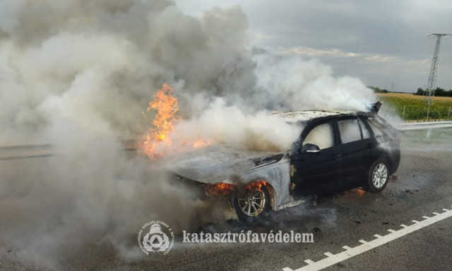 &Uuml;tk&ouml;z&eacute;s ut&aacute;n kigyulladt egy aut&oacute;
