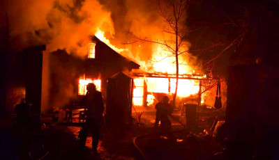 Ketten vesztett&eacute;k &eacute;let&uuml;ket egy &eacute;gő h&aacute;zban Saj&oacute;kaz&aacute;n