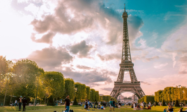 Mi&eacute;rt nő meg az Eiffel-torony a ny&aacute;ri hős&eacute;gben?