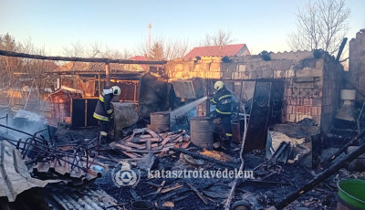 Kigyulladt egy csal&aacute;di h&aacute;z szombat d&eacute;lut&aacute;n Gesztelyen