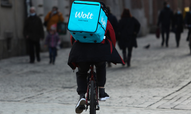 Extra sz&aacute;ll&iacute;t&aacute;si d&iacute;jat sz&aacute;mol fel a Wolt a rossz idő miatt