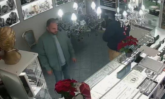 Egy tisza&uacute;jv&aacute;rosi &eacute;kszerboltb&oacute;l lopott - Felismered?