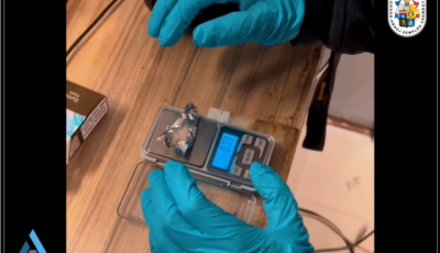 Egy kazincbarcikai kisboltban &aacute;rulta a krist&aacute;lyt egy nő, a vevők tudt&aacute;k mit kell &iacute;rnia a bev&aacute;s&aacute;rl&oacute;list&aacute;ra - VIDE&Oacute;