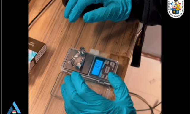 Egy kazincbarcikai kisboltban &aacute;rulta a krist&aacute;lyt egy nő, a vevők tudt&aacute;k mit kell &iacute;rnia a bev&aacute;s&aacute;rl&oacute;list&aacute;ra - VIDE&Oacute;