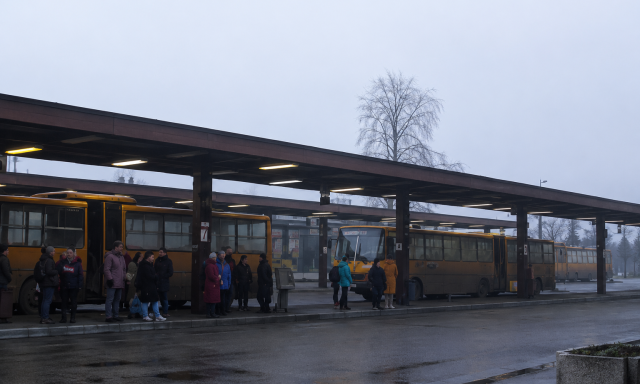 Ok n&eacute;lk&uuml;l t&aacute;madt a s&aacute;rospataki busz p&aacute;lyaudvaron - &uuml;t&ouml;tt, majd k&eacute;ssel fenyegetőz&ouml;tt