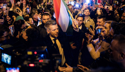 Egy orsz&aacute;g &uuml;nnepelt - Z&aacute;szl&oacute;k, &ouml;lel&eacute;sek &eacute;s euf&oacute;ria a v&aacute;laszt&aacute;s &eacute;jszak&aacute;j&aacute;n - VIDE&Oacute;K