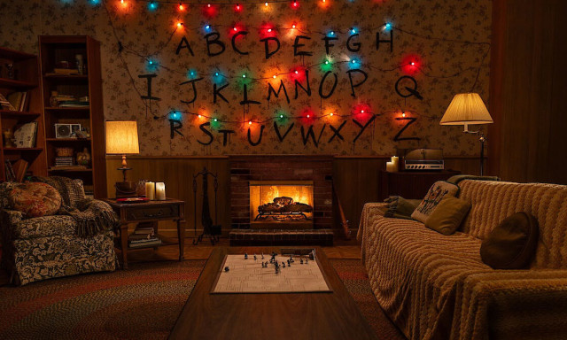 Stranger Things-hangulat&uacute; kandall&oacute; &eacute;rkezett - Egy&oacute;r&aacute;s, h&aacute;tborzongat&oacute; kar&aacute;csonyi tűzrak&aacute;ssal kedveskedik a Netflix