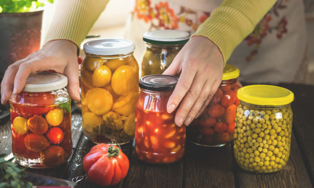 A palackok ut&aacute;n j&ouml;het a befőttes&uuml;veg visszav&aacute;lt&aacute;s