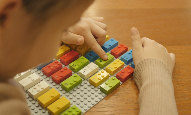 L&aacute;t&aacute;ss&eacute;r&uuml;lt gyermekeknek k&eacute;sz&iacute;tett kock&aacute;kat a Lego